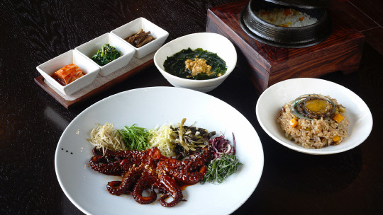 럭셔리 올인클루시브형 호텔을 표방하는 켄싱턴 제주 호텔이 신선한 제주 제철 재료를 이용한 겨울 특선 메뉴 '제주 바릇 3대 진미'를 선보인다고 16일 밝혔다. 제주 한식당 돌미롱에서 만날 수 있다. 켄싱턴 제주 호텔 제공